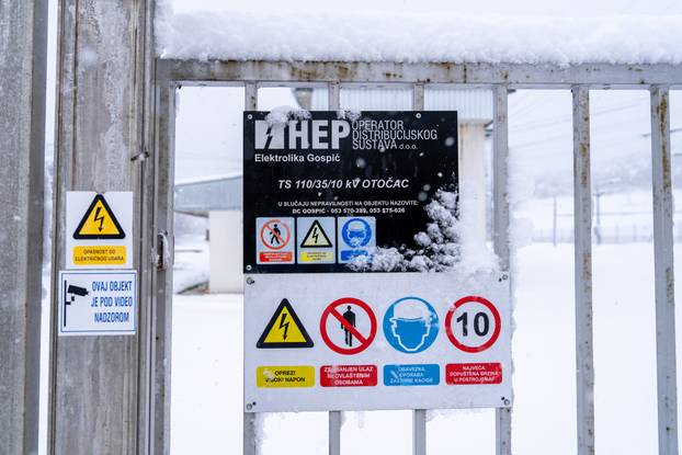 Otočac: Zbog mokrog snijega koji pada dio Like ostao bez struje