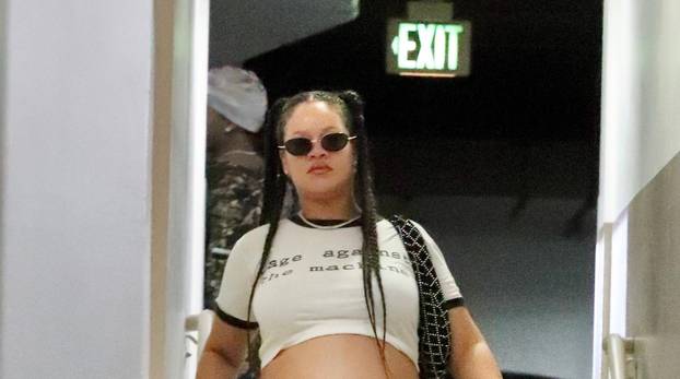 *EXCLUSIVE* Pregnant Rihanna and ASAP Rocky go to lunch in Beverly Hills **WEB MUST CALL FOR PRICING**