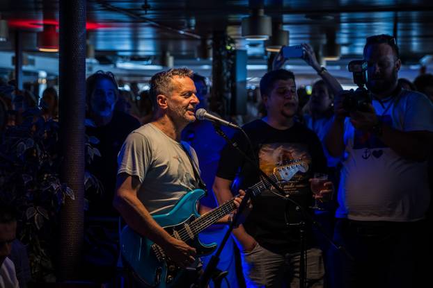 Split: Atmosfera na trajektu koji vozi na koncert Trag u beskraju