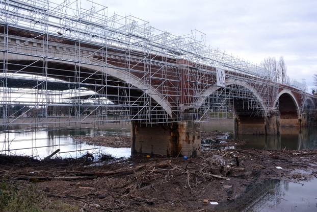Sisak: Naplavine granja u Kupi kod Starog mosta
