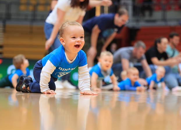 Zagreb: U poluvremenu utakmice KK Dinamo Zagreb - KK Cedevita održana je utrka beba