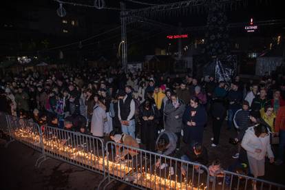 FOTO Tuga u Crnoj Gori: Građani pale svijeće u Podgorici za 12 žrtava sumanutog pokolja