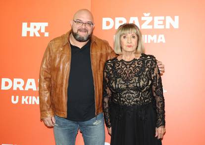 FOTO Premijera filma 'Dražen' u Šibeniku: Stigli Rade Šerbedžija i Mile Kekin sa suprugom...