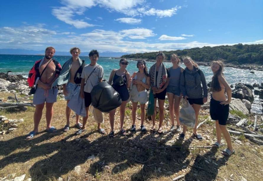 Belgijci čistili na otoku Molatu: Pridružili su se zadarskim izviđačima u ekološkoj akciji