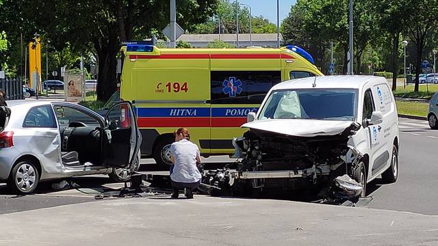 Sudarila se dva auta u Novom Zagrebu, jedan čovjek u bolnici