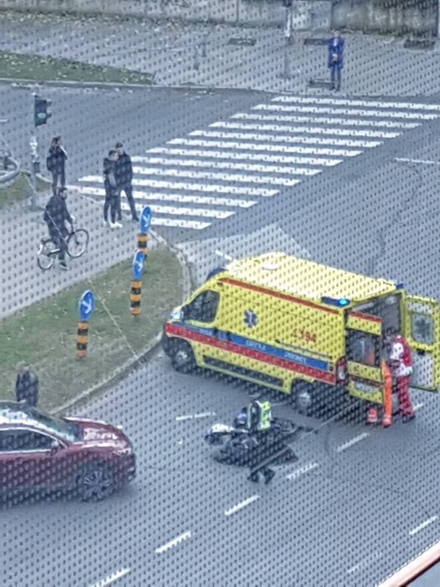 Sudar na Slavonskoj, vozač motora je podletio pod auto...