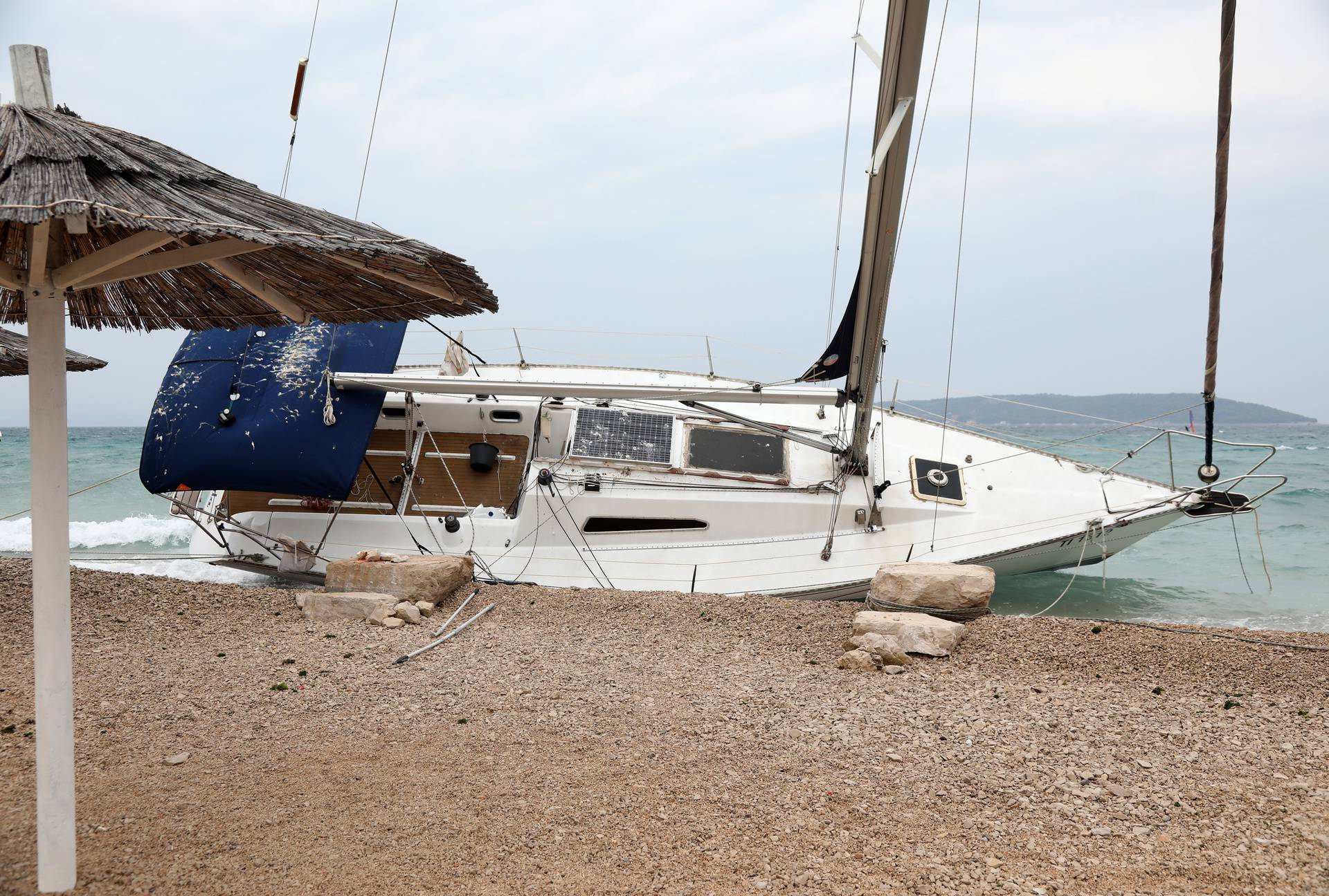 Zbog jakog juga nasukala se jedrilica na plaži u Jadriji