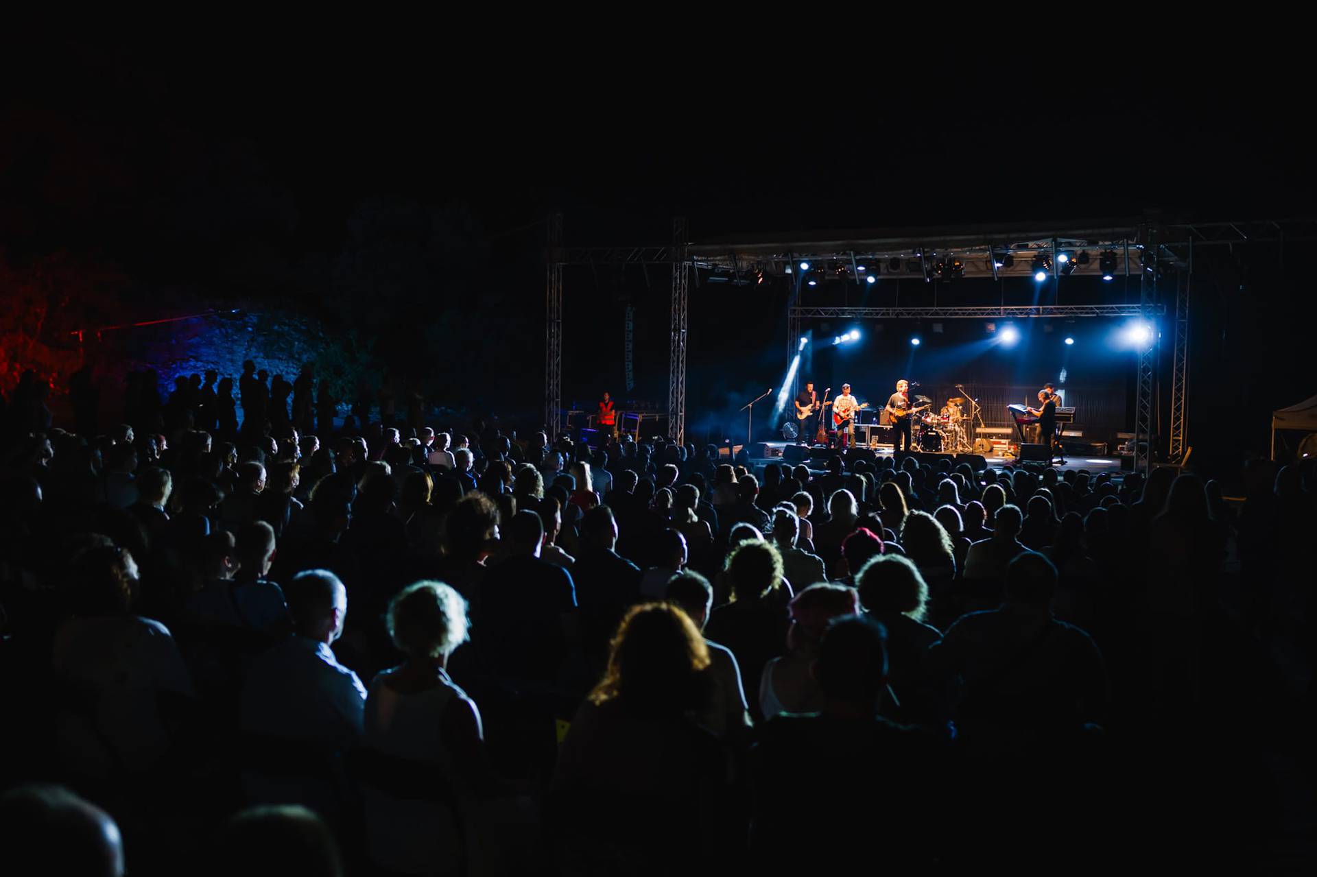 Bajaga i Instruktori u Vrsaru su otvorili treće izdanje festivala 'U zagrljaju kamena i mora'