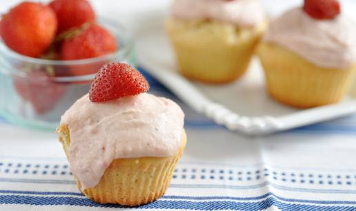 Desert koji će svi jesti: Mini cupcakes s vanilijom i jagodama