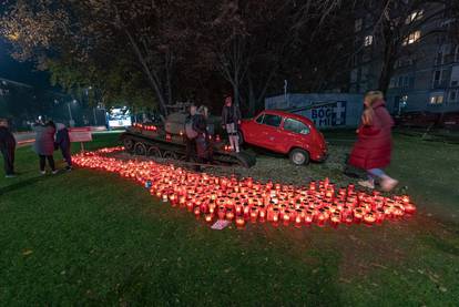 Građani položili svijeće pokraj crvenog fiće u Osijeku: 'Mlade treba podsjećati na herojstvo'