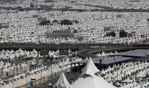 Saudijska Arabija dopušta milijun hodočasnika na hadžu, ublažila covid ograničenje