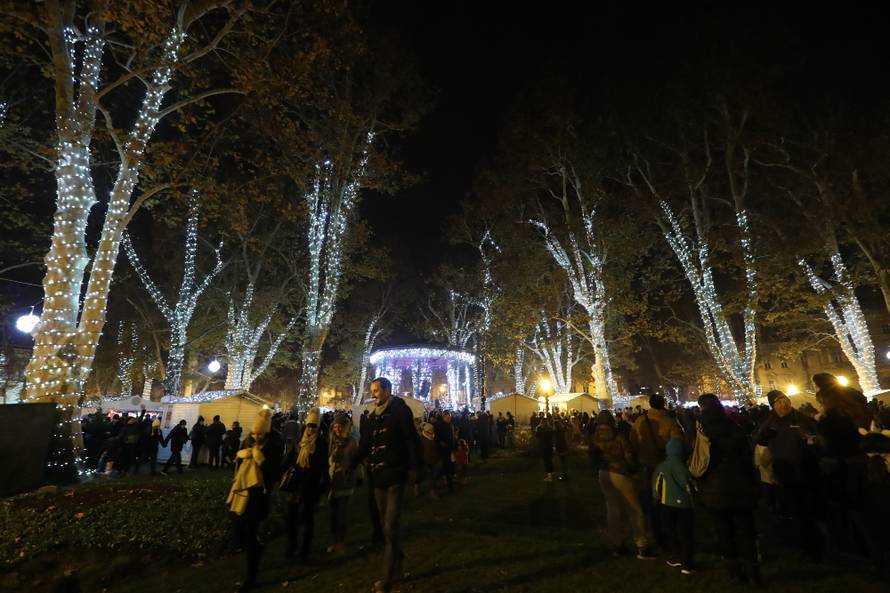 Počeo Advent u Zagrebu: Prva svijeća svijetli na glavnom trgu