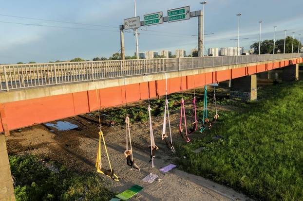 Čarobni ples na svili: Predivne siluete ispod mosta Mladosti