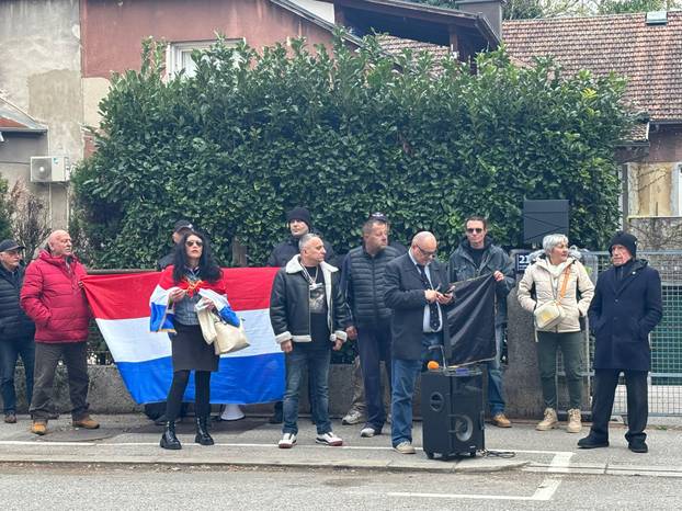 FOTO Otužan skup desničara: Keleminec pušta Thompsona, netko ih je gađao jajima