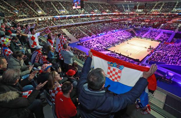 Lille: Navija?i na stadionu tijekom 2. me?a finala Davis Cupa  izme?u Jo-Wilfreda Tsonga i Marina ?ili?a
