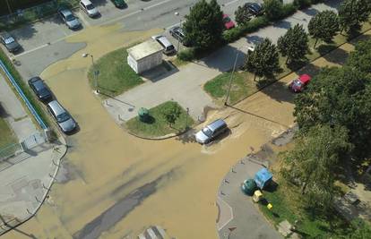 U Novom Zagrebu pukla je cijev, ulice bile pod vodom