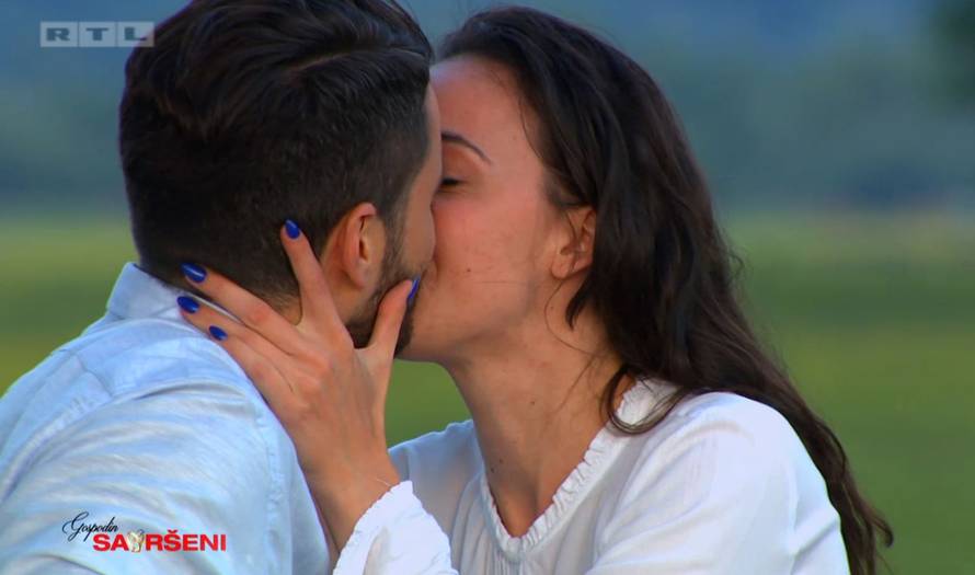 Savršeni zaveo Amru na spoju i strasno je poljubio, pa predložio akciju: Hoćemo do mene doma?