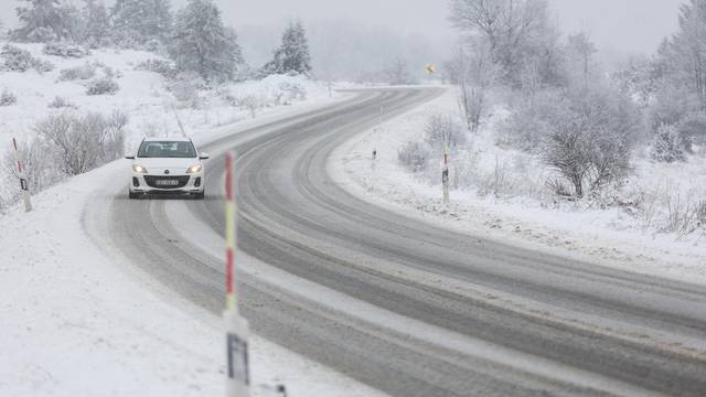 Zbog snijega otežano se prometuje u Lici