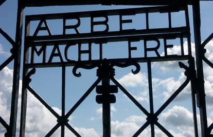 Dachau: Lopovi ukrali vrata s natpisom 'Arbeit macht frei' 