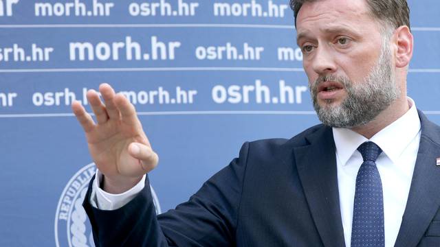 Zagreb: Ministar Banoži? održao je konferenciju za medije nakon sve?anosti uru?enja rješenja kadetima