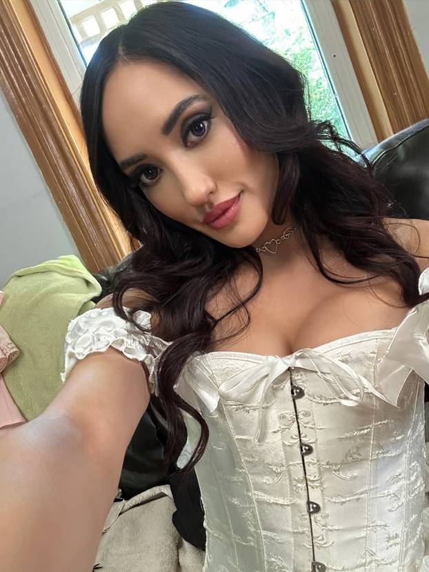 FOTO Chloe obožava vježbati yogu gola. Vježba  sama, ali i u društvu: 'Izazov za tijelo i um...'