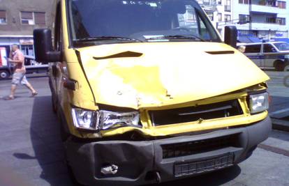 Kombi se zabio u Opel Astru koja je odletjela u tramvaj