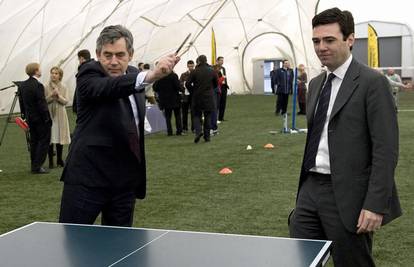 Gordonu Brownu loptica za ping-pong zapela na mreži