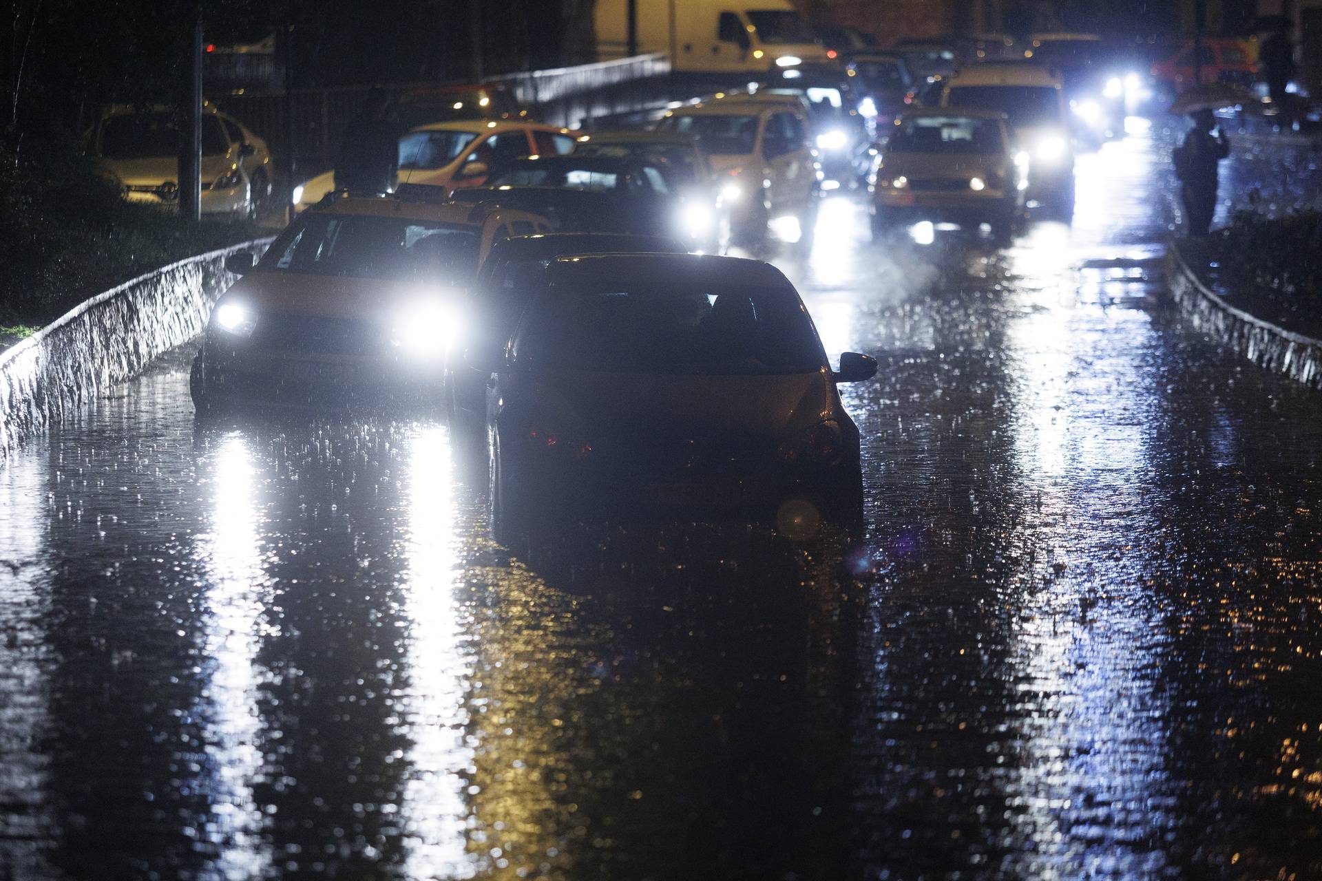 Riječka Fiumara nakon obilne kiše potpuno potopljena, automobili ostali zarobljeni u vodi