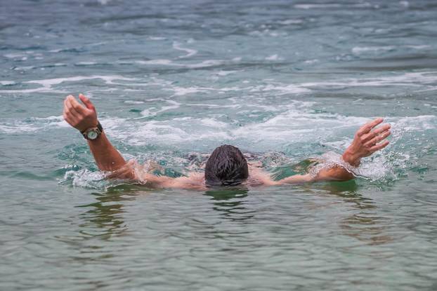 Makarska: Robert Tarčuki svaki dan se kupa unatoč zimi