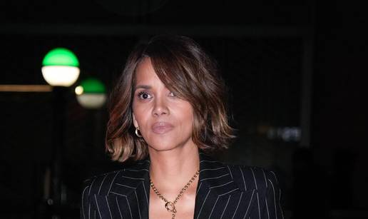 Halle Berry kao Bezosova cura na inauguraciji: Ovakvu haljinu malo tko bi se usudio odjenuti