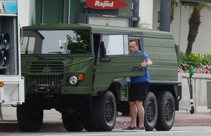 Do grada u vojnom kamionu: Schwarzenegger se ne skriva
