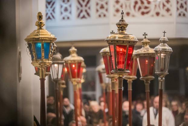 Jelsa: Ispraćaj jelšanskog križa i početak procesije "Za križen"