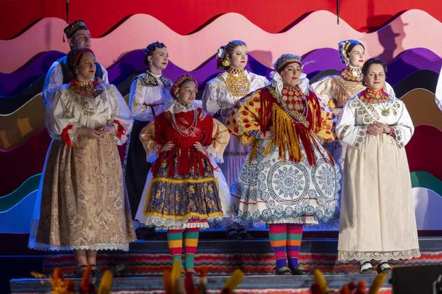 Županja: U sklopu 59. Šokačkog sijela održana Revija narodnih nošnji zlatara