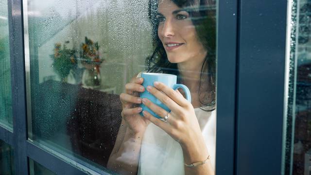 Jednostavan i jeftin trik kako se po zimi riješiti vlage na prozoru