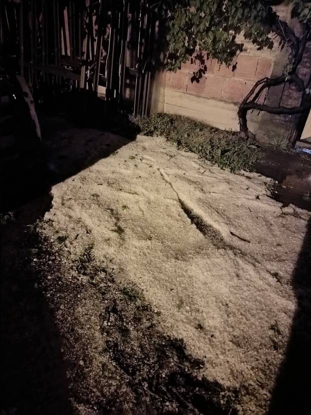 GALERIJA Pljuskovi u Dalmaciji, jaka tuča poharala Slavoniju. U utorak stiže novi val nevremena