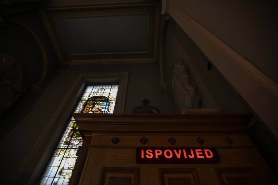 FOTO U bazilici Srca Isusova u Palmotićevoj prvi puta nakon razornog potresa služili misu