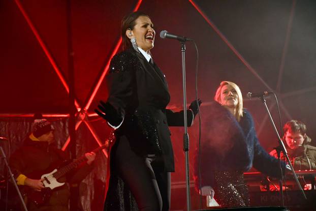 Slavonski Brod - Doček Nove godine na Korzu uz nastup Nine Badrić. 