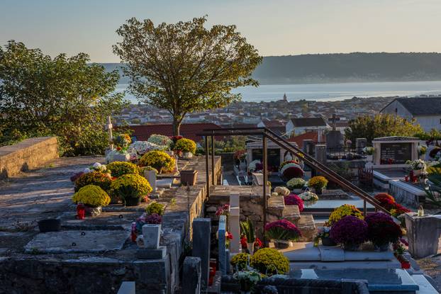 Kaštel Stari: Groblje Sv. Nikole i misa povodom blagdana Svih svetih