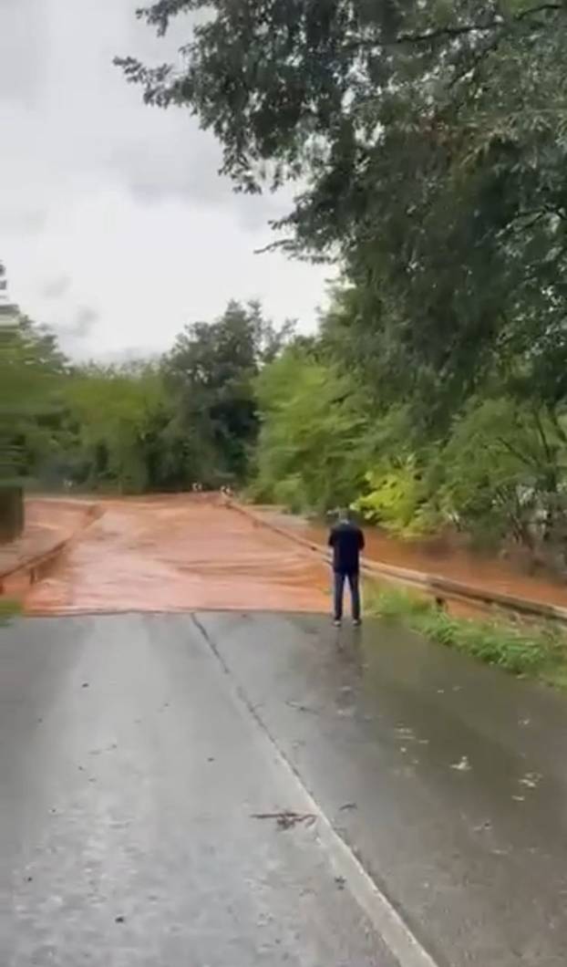 FOTO U dva sata 2000 udara munja! Palo 100 l kiše po m2! Pogledajte šokantne fotografije