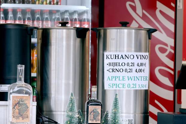 Zagreb: Otvorene su prve kućice Adventa