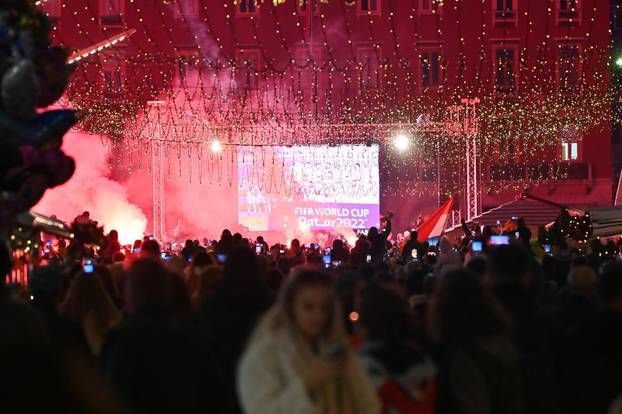 Split: Bakljada navijača na rivi povodom dolaska Vatrenih