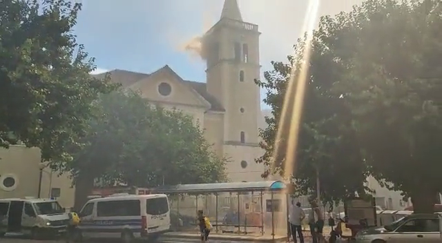 VIDEO Drama u Zatonu: Veliki požar zahvatio i zvonik crkve