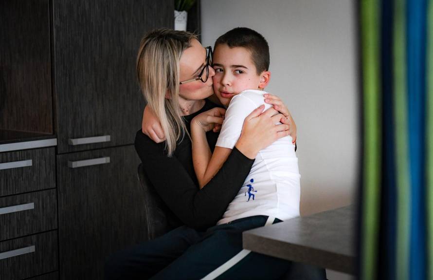 Ivano ima 12 godina, ide u peti razred, ima bijele tenisice, bicikl i Mickeyja Mousea. I autizam