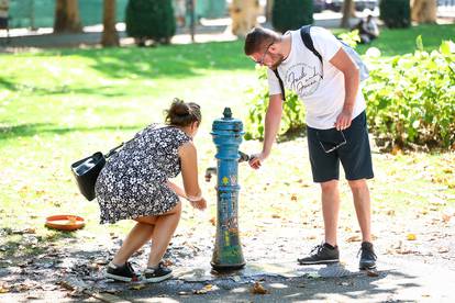 FOTO Vrućine ispraznile Zagreb. Turisti spavaju po livadama, a svi se osvježavaju i na zdencima