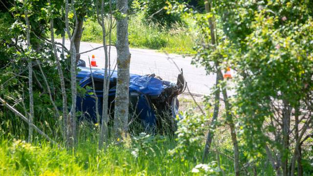 Baške Oštarije: Žena je autom sletjela s kolnika i poginula