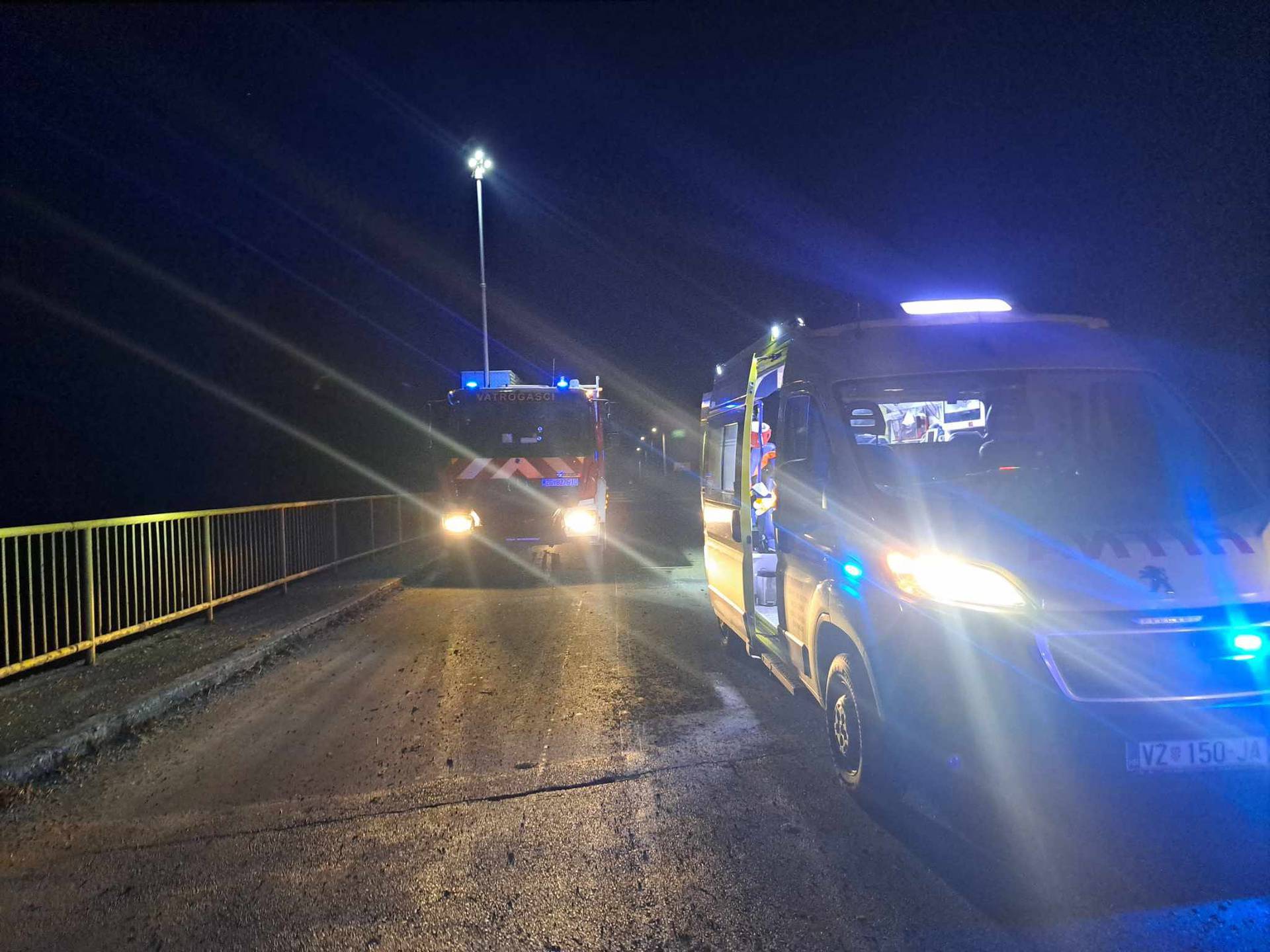 Automobil sletio ispod mosta kod Ludbrega: Vatrogasci  su uz pomoć Hitne izvukli čovjeka