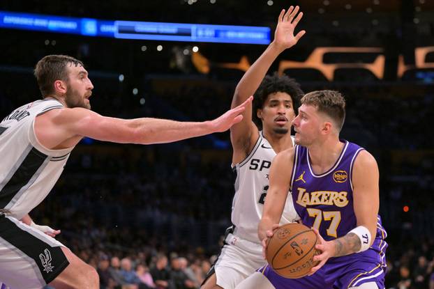 NBA: San Antonio Spurs at Los Angeles Lakers