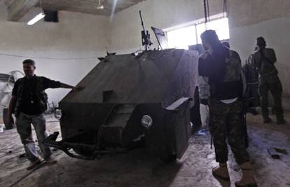 Sirijski pobunjenici napravili tenk od starih vozila i konzole