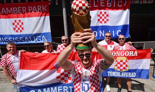 VIDEO Tisu&cacute;u Hrvata skupilo se nakon mise u Torontu! Svi su se dru&zcaron;ili u hrvatskim obilje&zcaron;jima