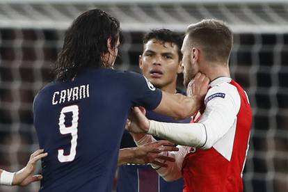 Nervozni Edi: Cavani šakom na Ramseya, Giroud ga 'smirivao'